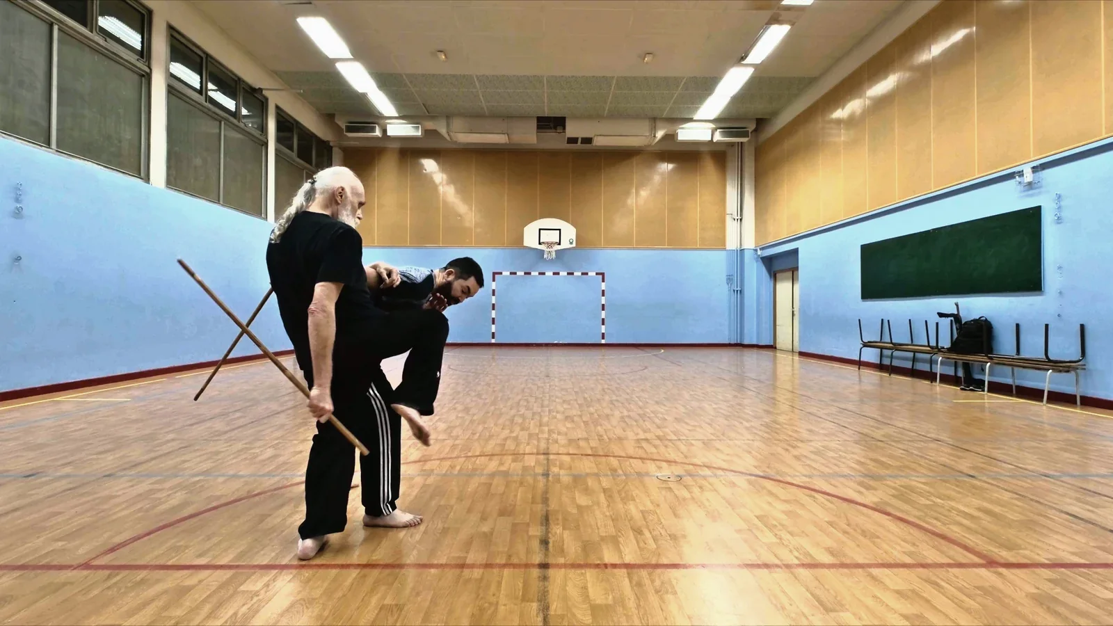 Entraînement de Canne & Self-Défense dans le gymnase.